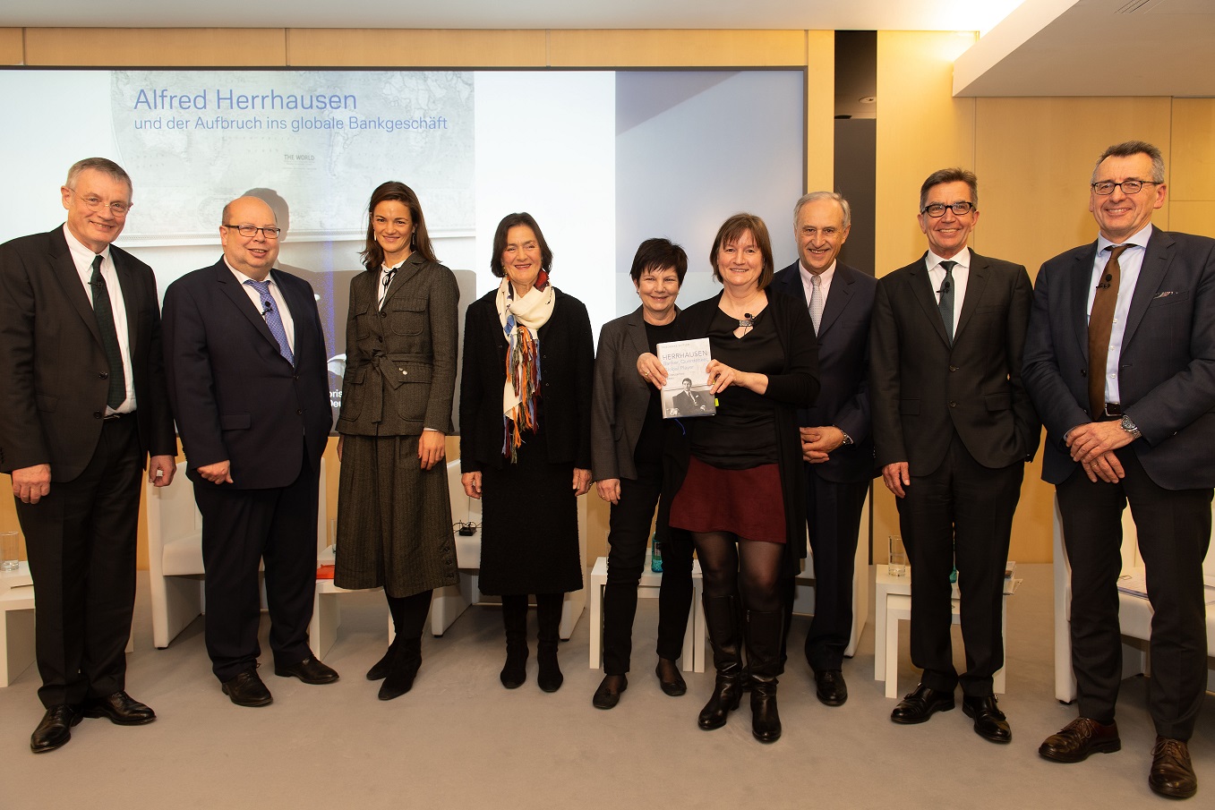 Gruppenbild mit Buch: (von links) Werner Plumpe, Johannes B&auml;hr, Anna Herrhausen, Traudl Herrhausen, Ursula Weidenfeld, Friederike Sattler, Clemens B&ouml;rsig, Rainer Hank, Jan Pieter Krahnen
